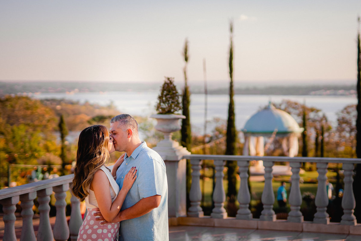 Ensaio de casal - Ensaio de casal brasília - Fotos de casal - Fotógrafo de casal - Fotógrafo Brasília - Fotógrafo de casamento - Brasília-DF - Villa Giardini - Inspiração ensaio de casal  - Ensaio de casal ao ar livre - Ensaio de casal criativo