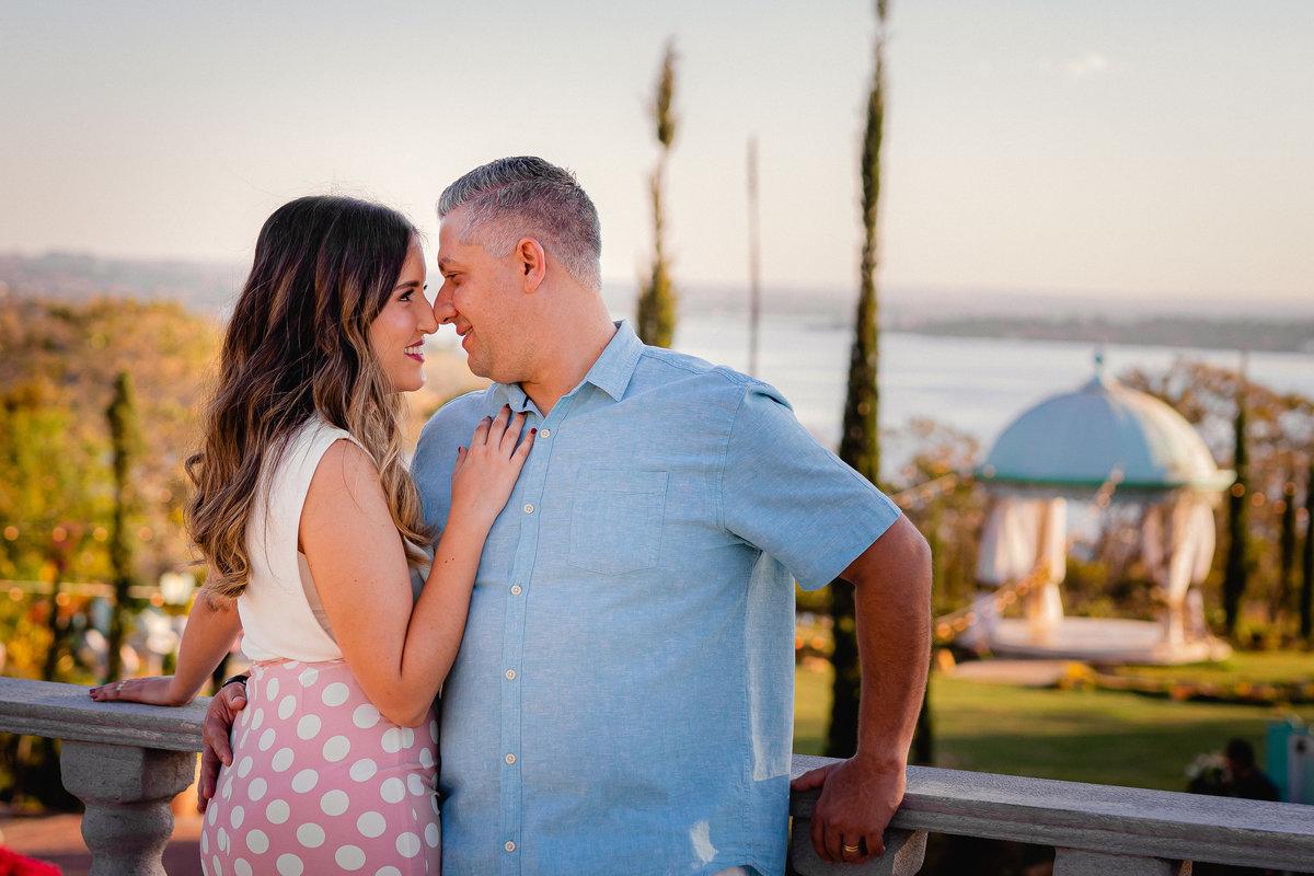Ensaio de casal - Ensaio de casal brasília - Fotos de casal - Fotógrafo de casal - Fotógrafo Brasília - Fotógrafo de casamento - Brasília-DF - Villa Giardini - Inspiração ensaio de casal  - Ensaio de casal ao ar livre - Ensaio de casal criativo