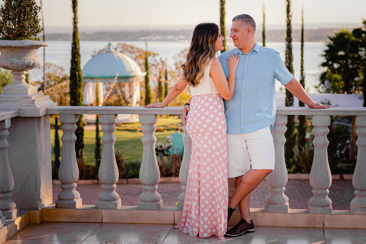 Ensaio de casal - Ensaio de casal brasília - Fotos de casal - Fotógrafo de casal - Fotógrafo Brasília - Fotógrafo de casamento - Brasília-DF - Villa Giardini - Inspiração ensaio de casal  - Ensaio de casal ao ar livre - Ensaio de casal criativo