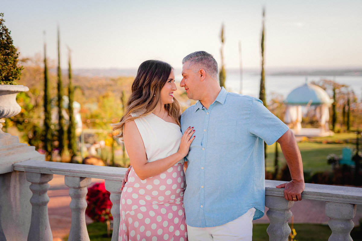 Ensaio de casal - Ensaio de casal brasília - Fotos de casal - Fotógrafo de casal - Fotógrafo Brasília - Fotógrafo de casamento - Brasília-DF - Villa Giardini - Inspiração ensaio de casal  - Ensaio de casal ao ar livre - Ensaio de casal criativo