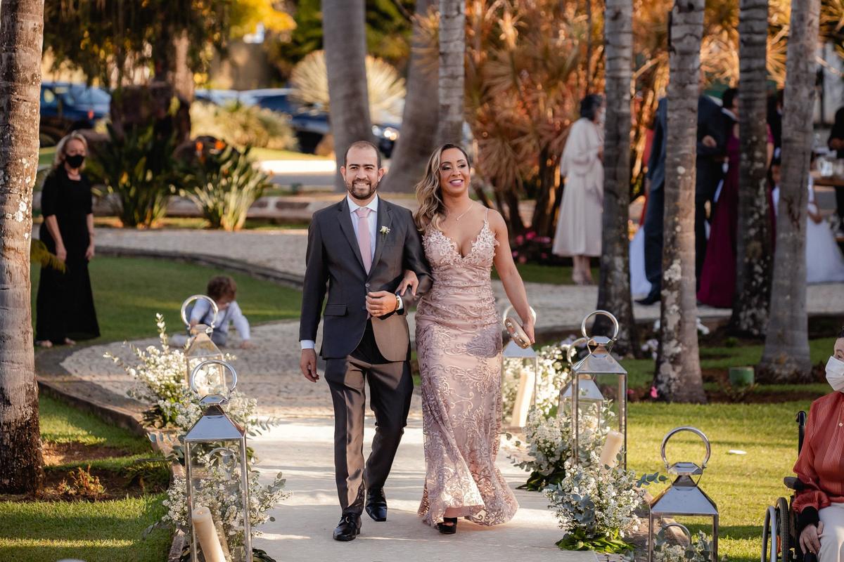 Casamento ao ar livre - Casamento-de-dia - Casamento - Cerimonia-de-casamento - Casal - Fotógrafo-de-casamento - Brasília-DF - Fotógrafo-de-casais - Noivo - Noiva - Vestido-da-noiva - Casamento-inspiração - Fotógrafo-Brasília - Madrinhas de casamento 