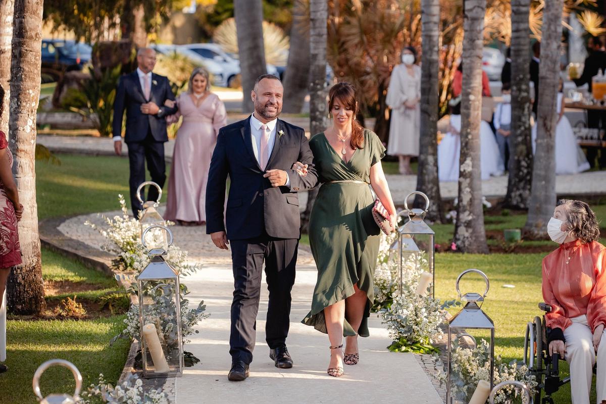 Casamento ao ar livre - Casamento-de-dia - Casamento - Cerimonia-de-casamento - Casal - Fotógrafo-de-casamento - Brasília-DF - Fotógrafo-de-casais - Noivo - Noiva - Vestido-da-noiva - Casamento-inspiração - Fotógrafo-Brasília - Madrinhas de casamento 