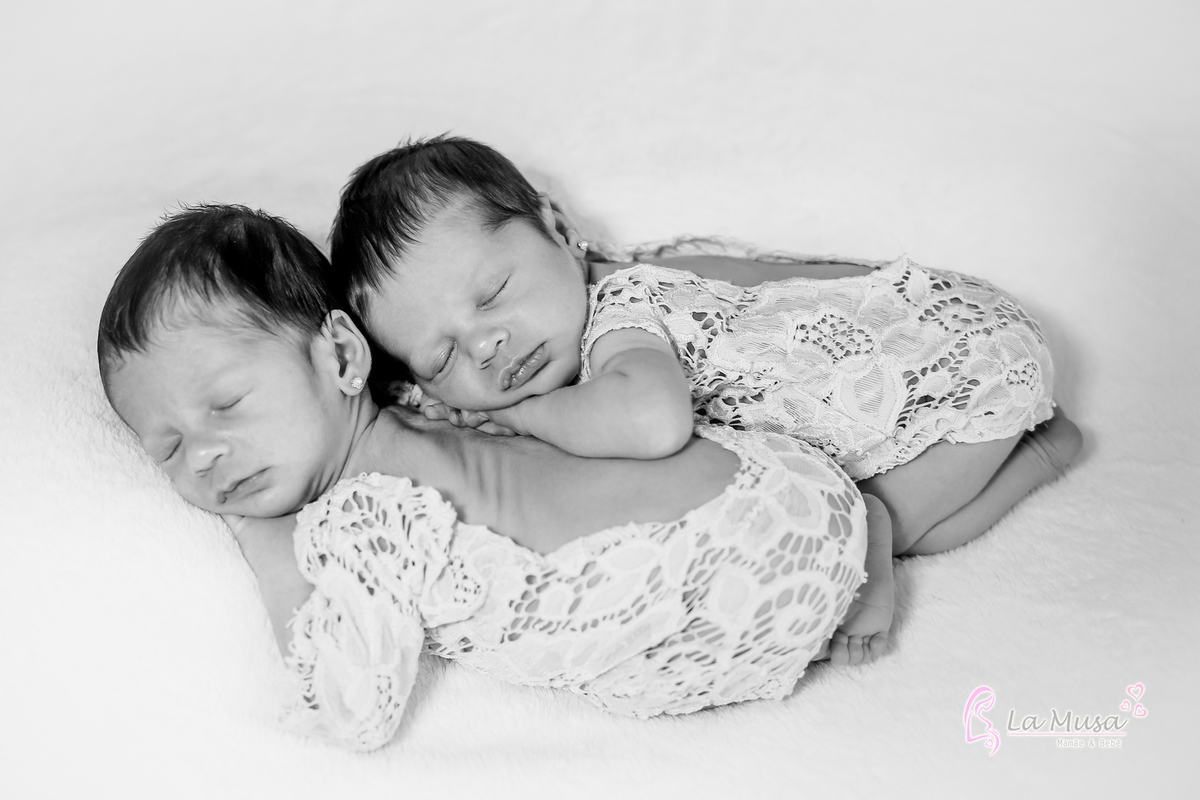 Ensaio Newborn Brasilia , ensaio gêmeas ,  mamãe de dois 