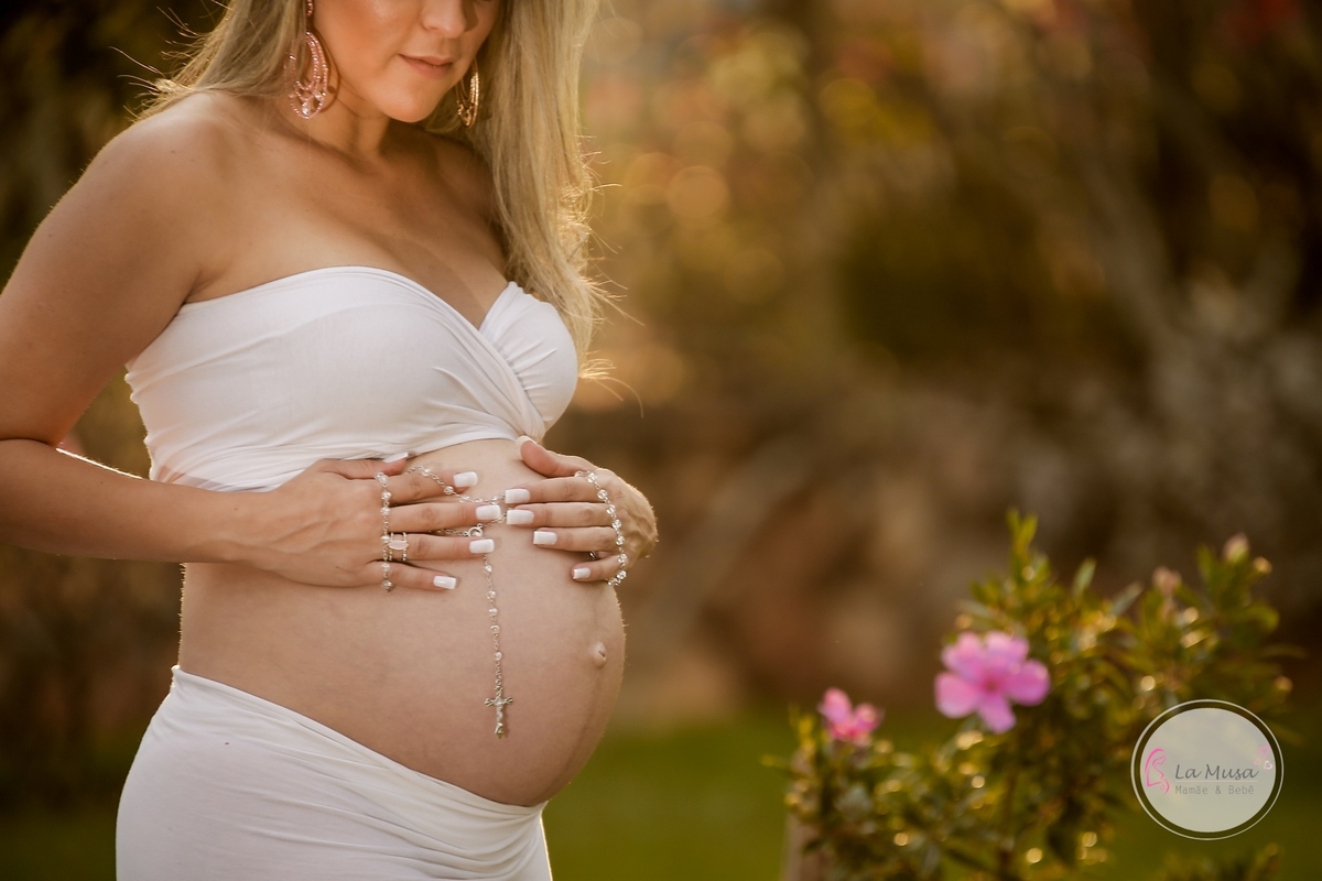 Fotos de gestante em brasília, Linga gravida fotografando ao ar livre.