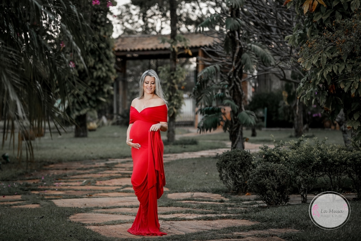 Fotos de gestante em brasília, Linga gravida fotografando ao ar livre.