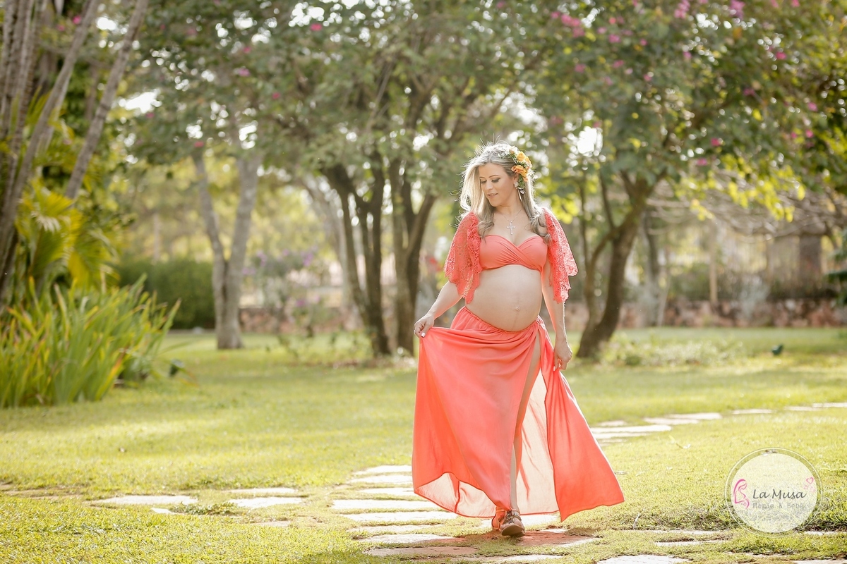 Fotos de gestante em brasília, Linga gravida fotografando ao ar livre.