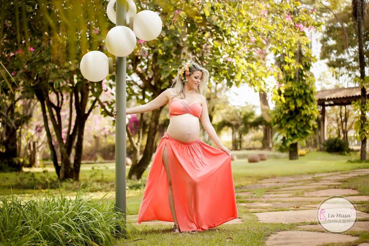 Fotos de gestante em brasília, Linga gravida fotografando ao ar livre.