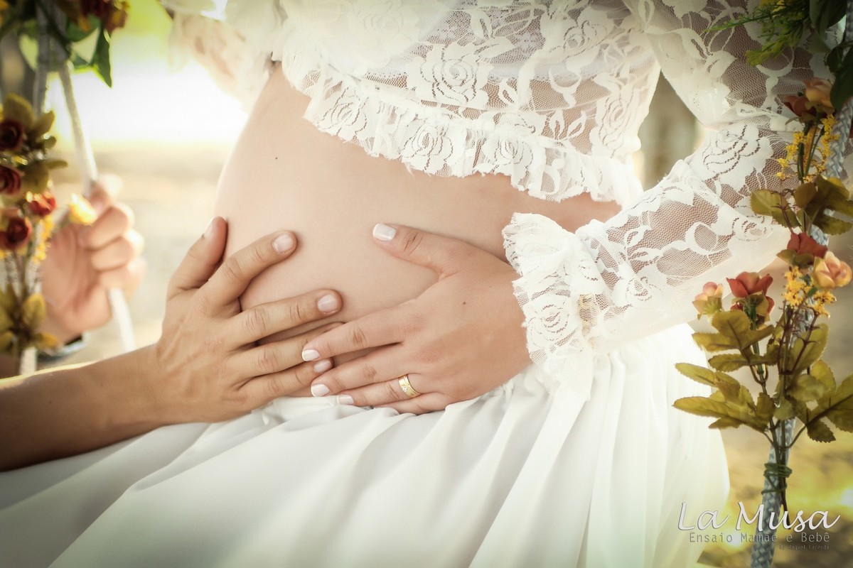 Carolina Coimbra gestante-bebê-newborn-mamãe linda-LaMusa-gestante no balanço.