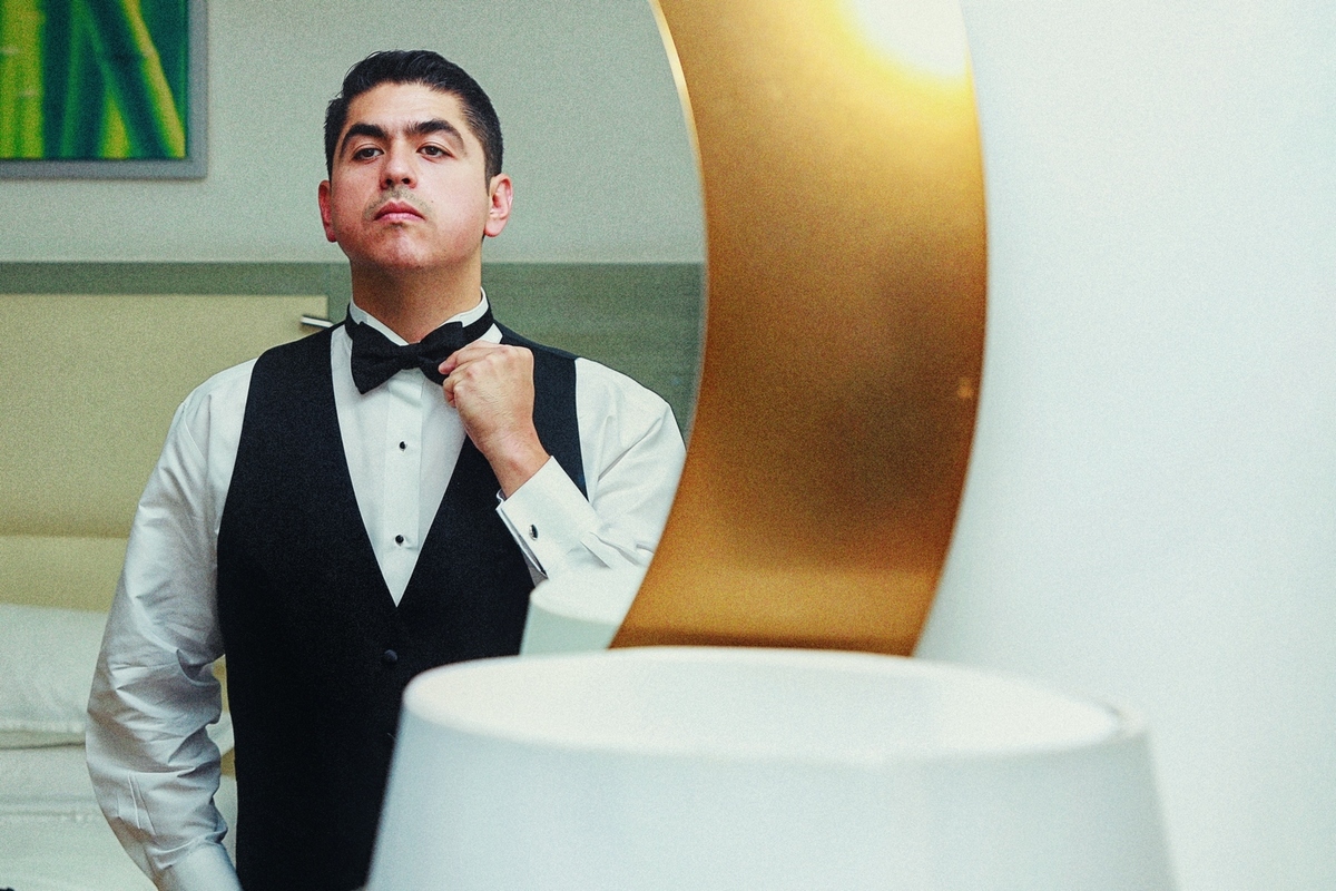 Arreglo del novio, en el Marriott Cali.