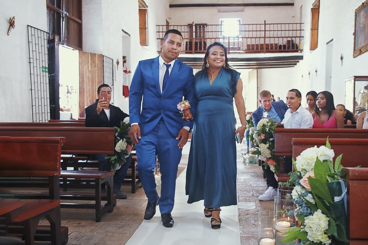 La mamá y el hermano de la novia.