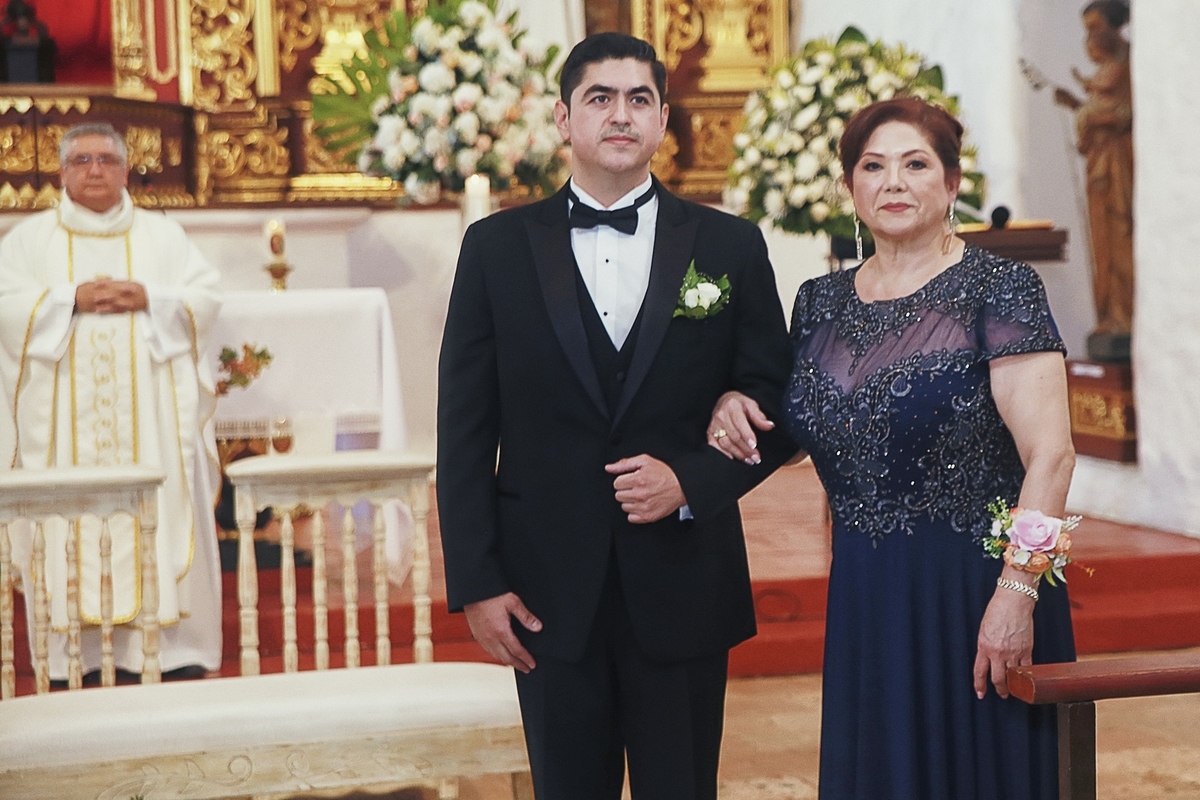 El novio y su mamá esperando la entrada de la bella novia.