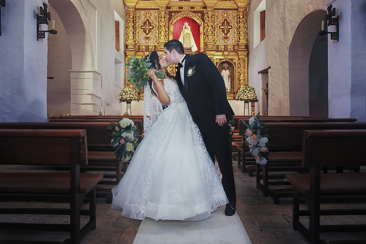 Romántica salida de los novios.  Boda en Cali.