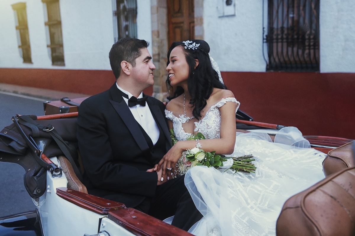 Foto de miradas de amor de los recién casados.