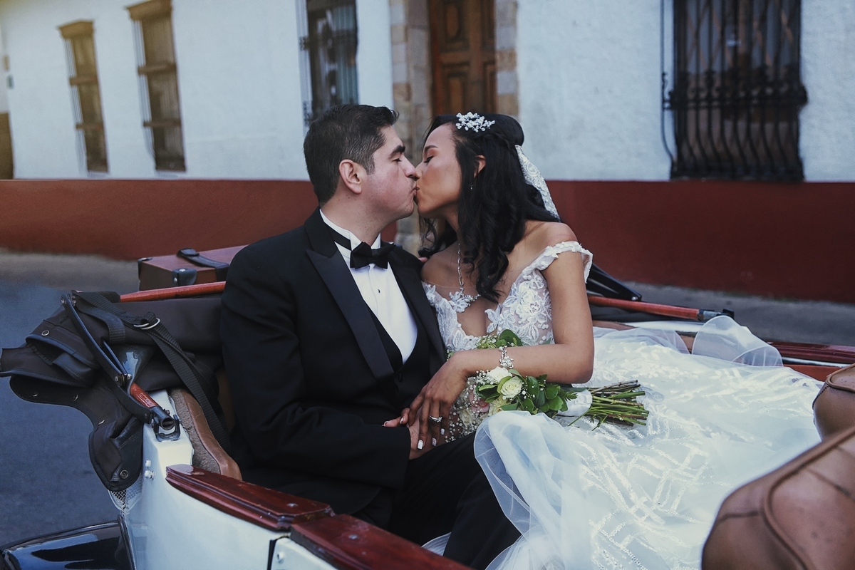 Beso de los novios, recién casados.