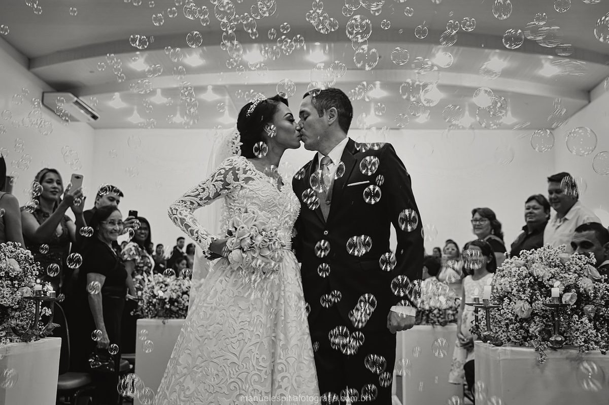 Saída e beijo dos noivos.