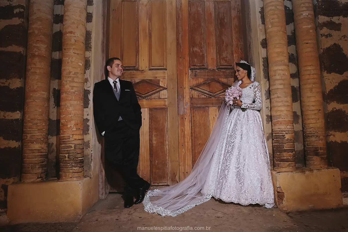 Fotos dos noivos na catedral de Porto Nacional.