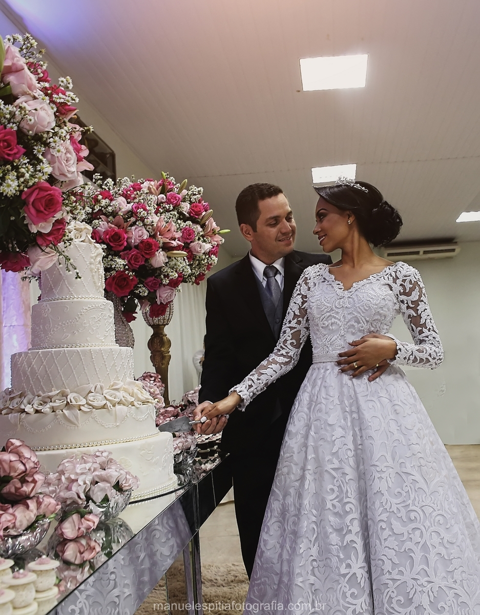 O bolo dos noivos. Bolo de casamento.