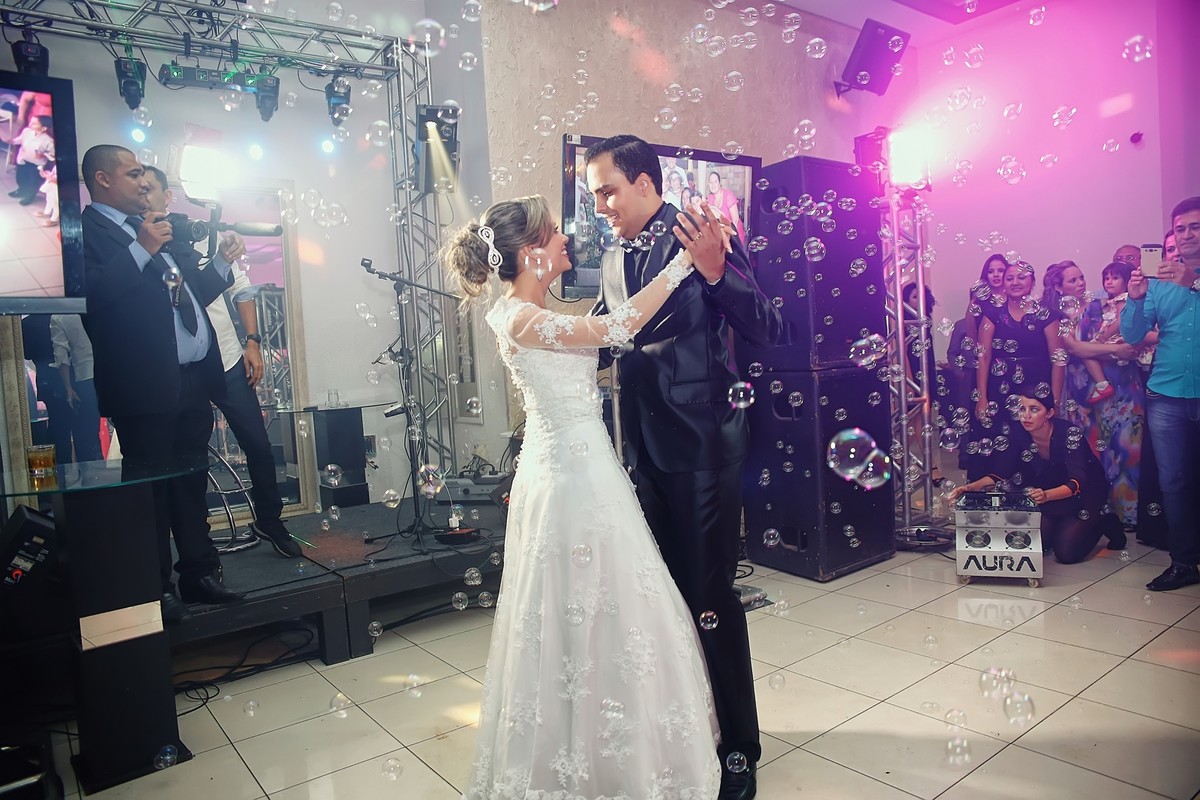 Sua primeira dança como casados.