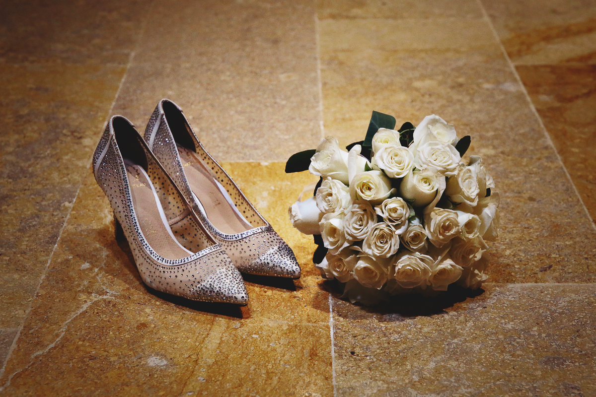 Zapatos y ramo de la novia.