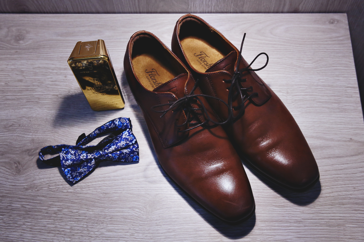 Zapatos, corbatín y perfume del novio.
