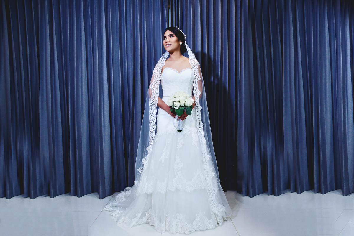 Novia posa para el fotógrafo de bodas.