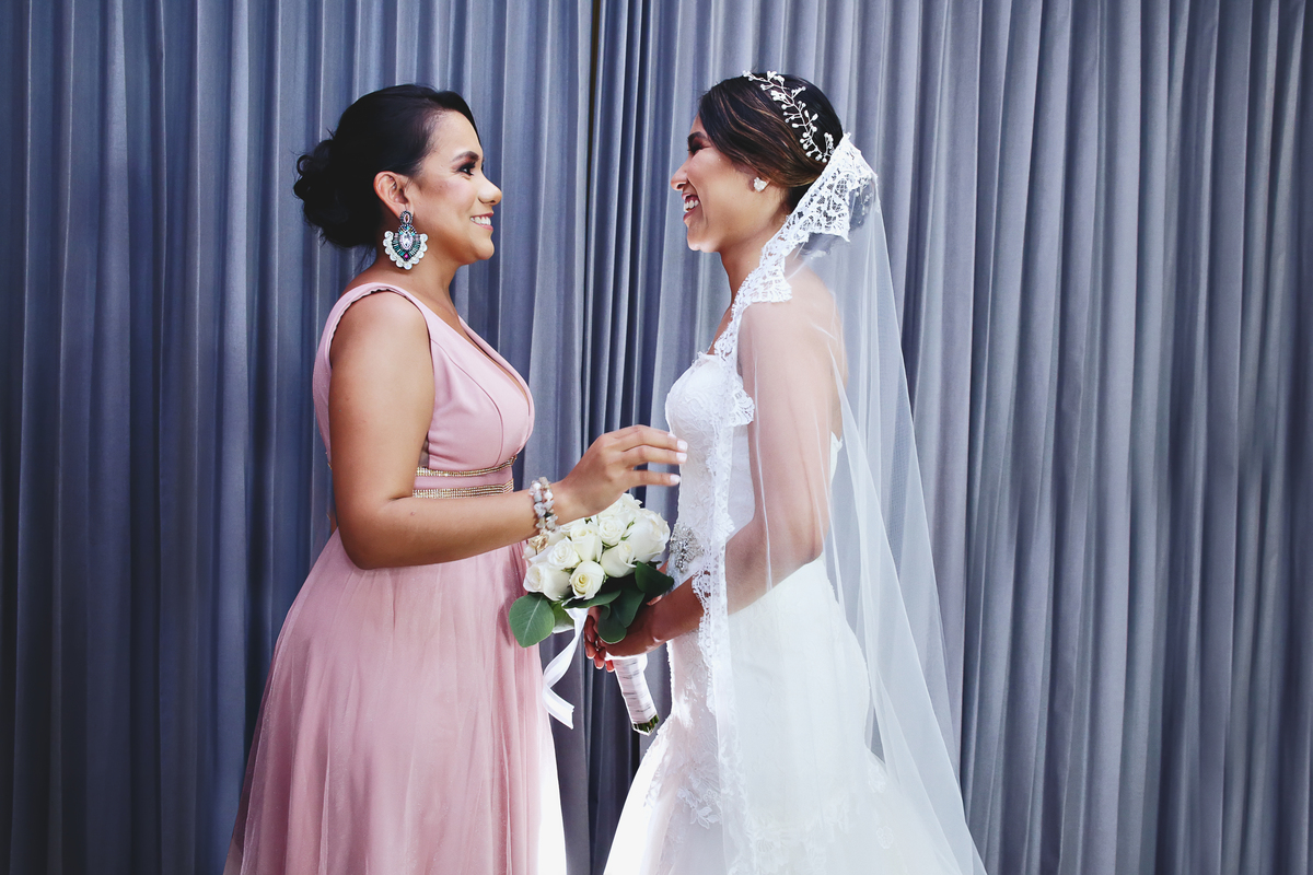 La bendición de mamá a la novia.