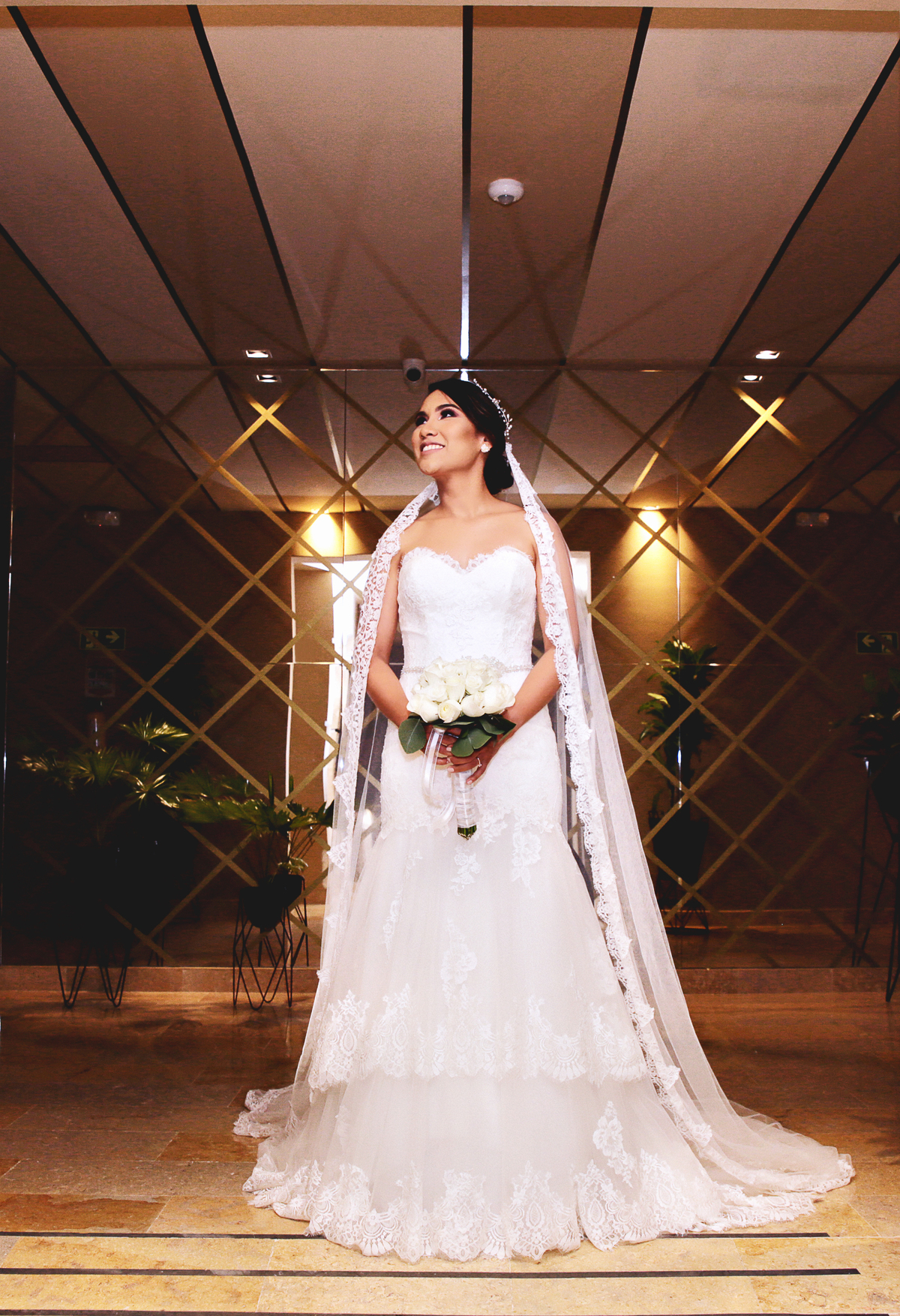 La novia sale para la iglesia.