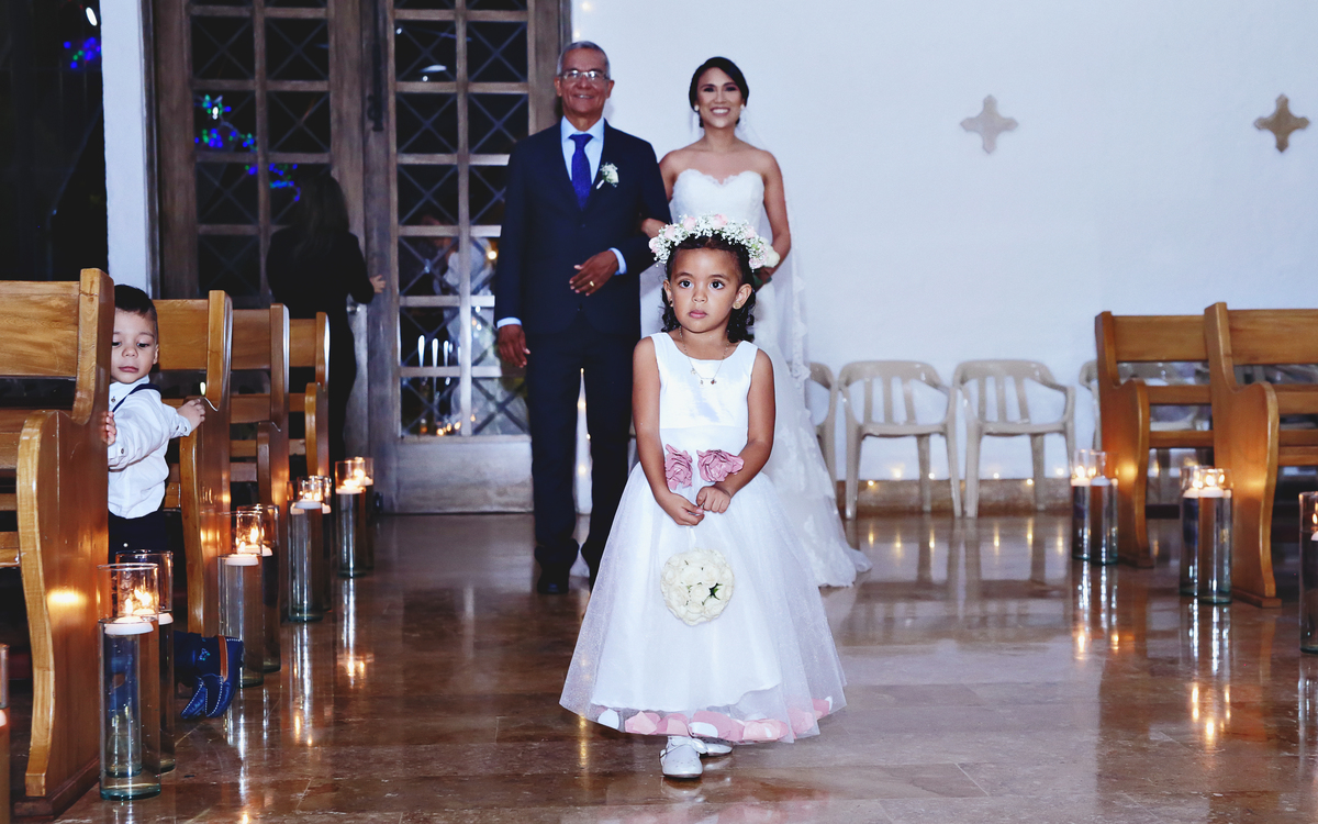 Adelante la petalista. Atrás la novia del brazo de su padre.