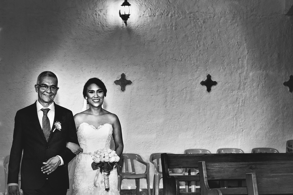 Entra la novia con su padre.