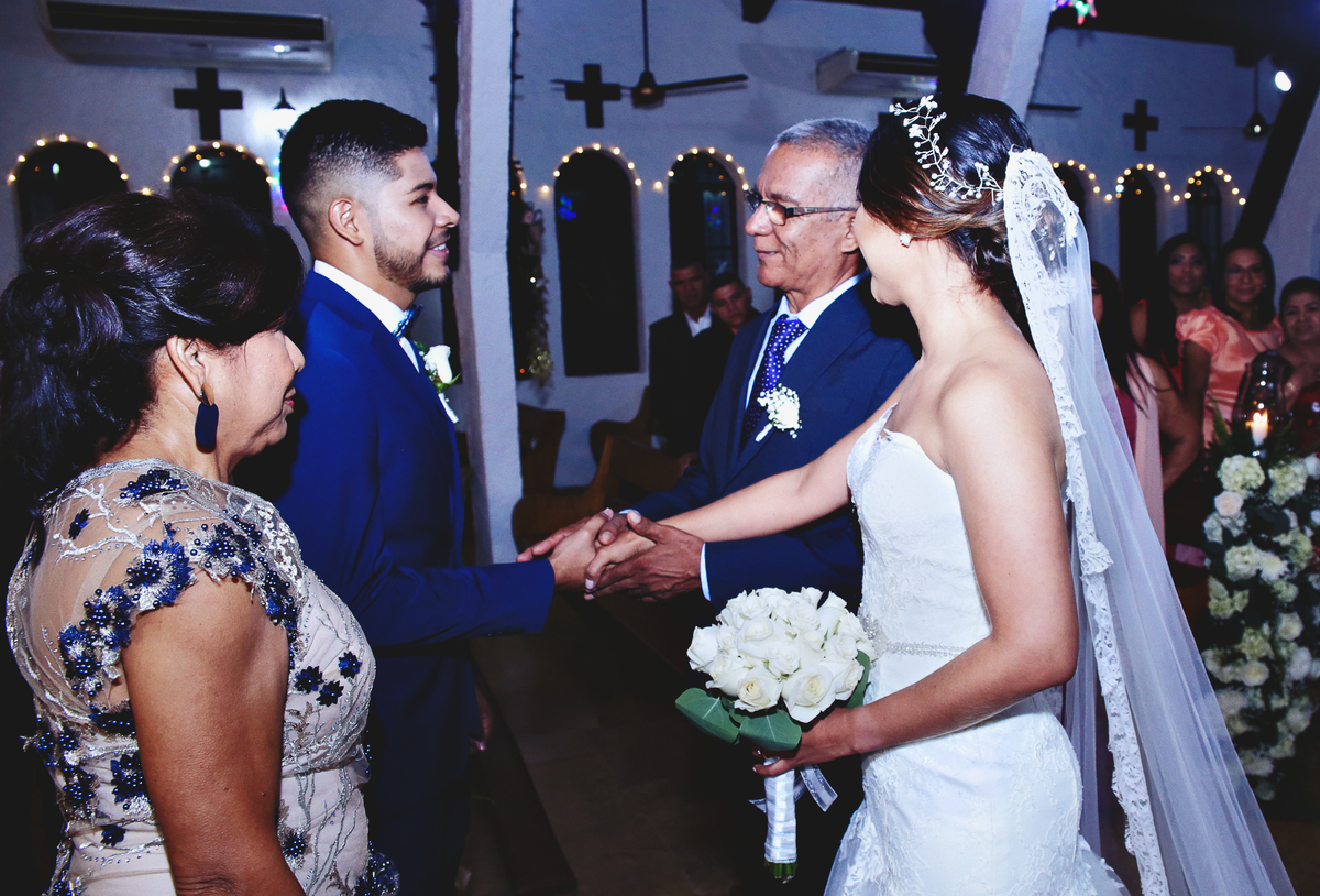 Papá entrega la novia al feliz novio.
