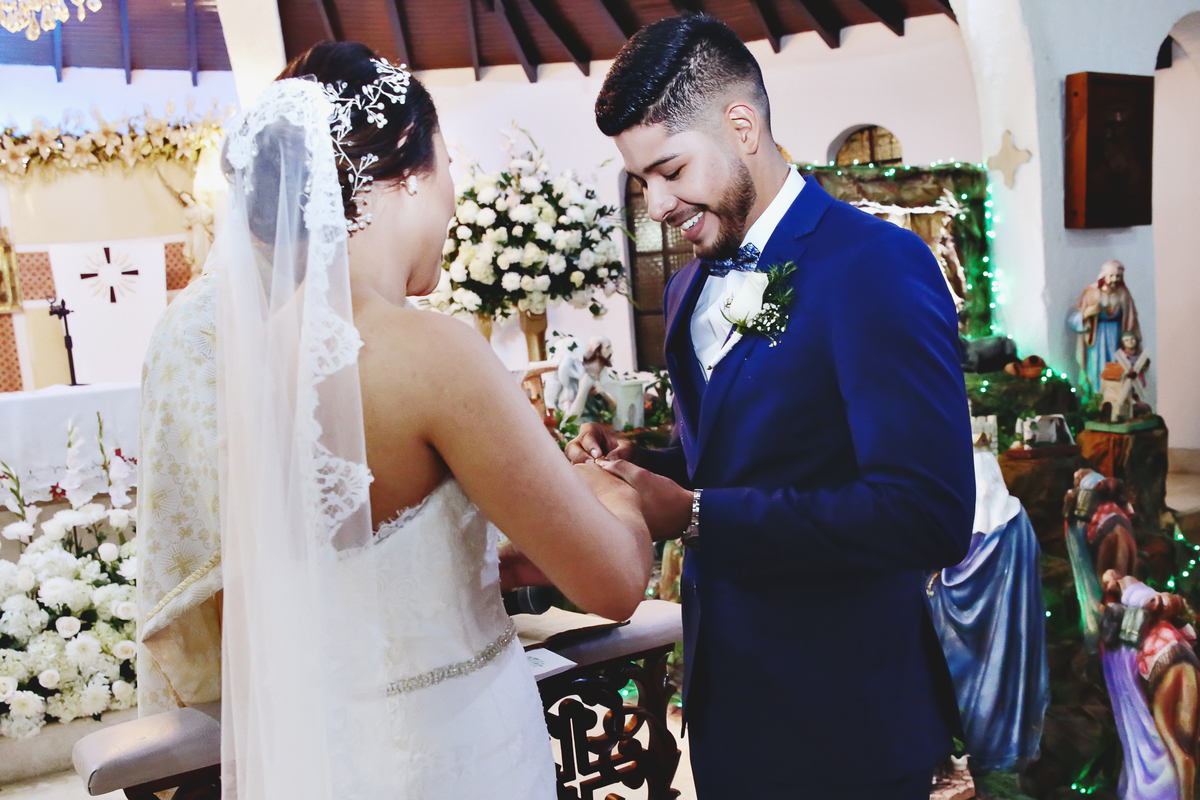 Anillo en el dedo de la novia.