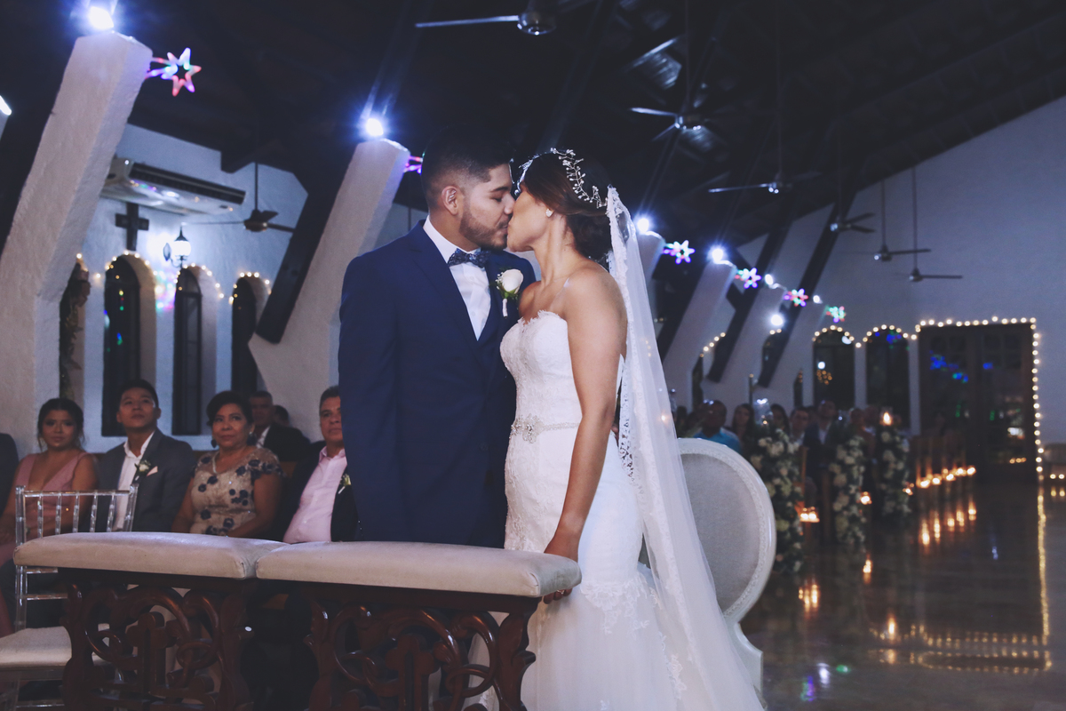 El primer beso de los recién casados.