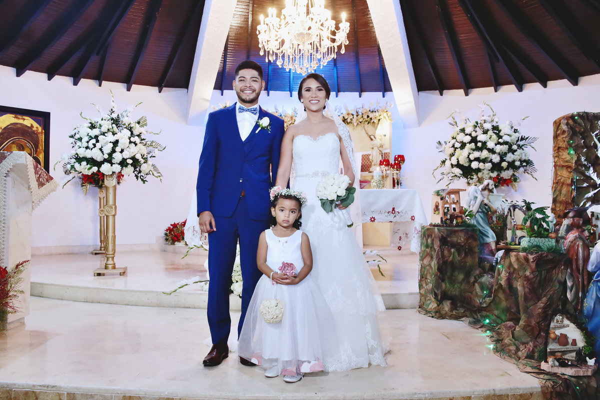 Los novios y la damita de honor.