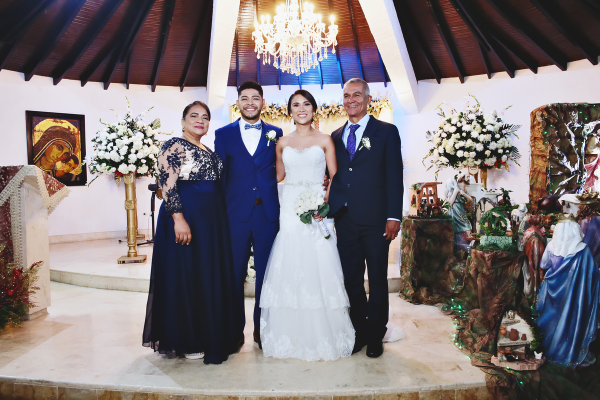 Foto con los novios y los padres de la novia.