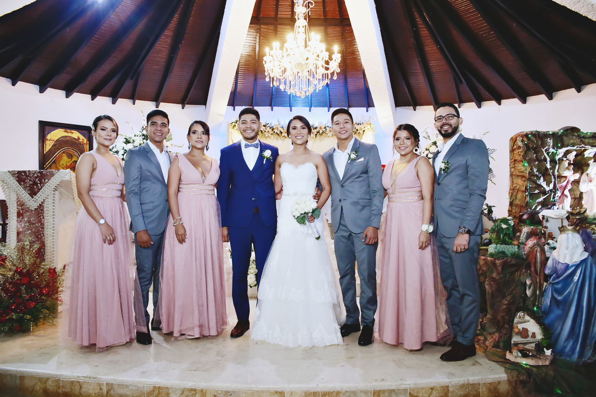 Los padrinos y damas de honor de la novia.