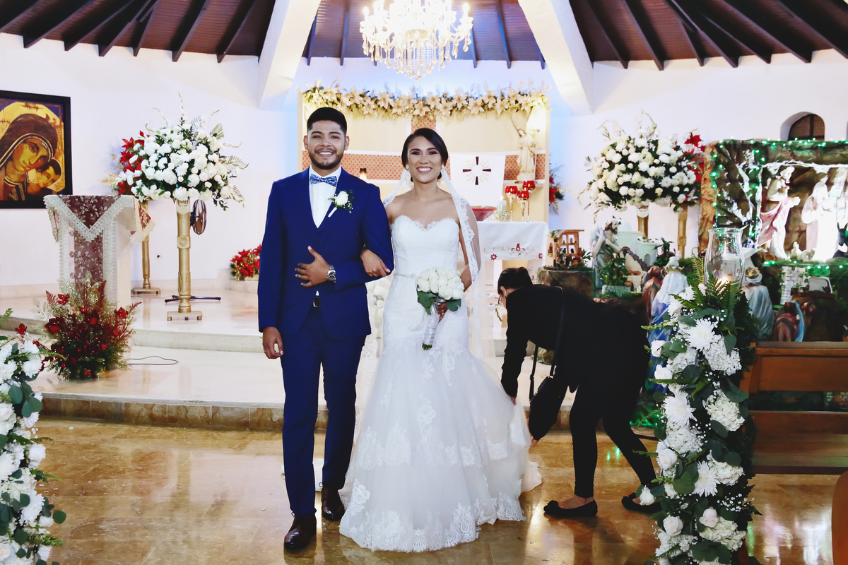 La salida de los novios.