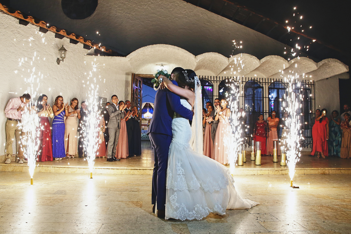 Beso y fuegos artificiales.