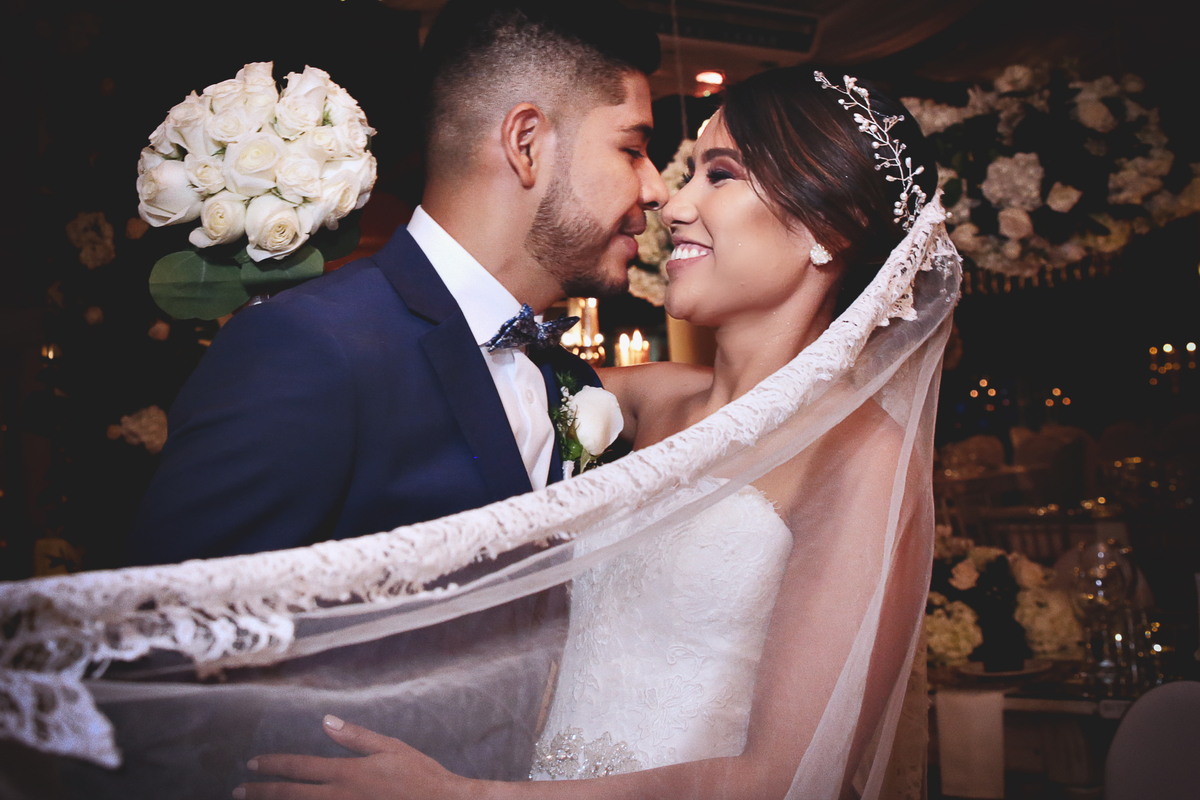 Una mirada vale más que mil palabras de amor. Reecién casados.