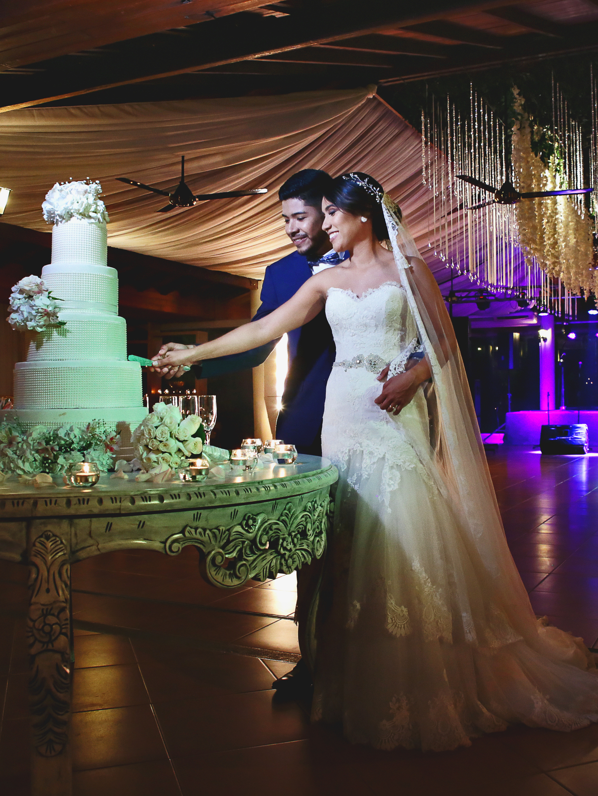 La mesa y el ponqué.