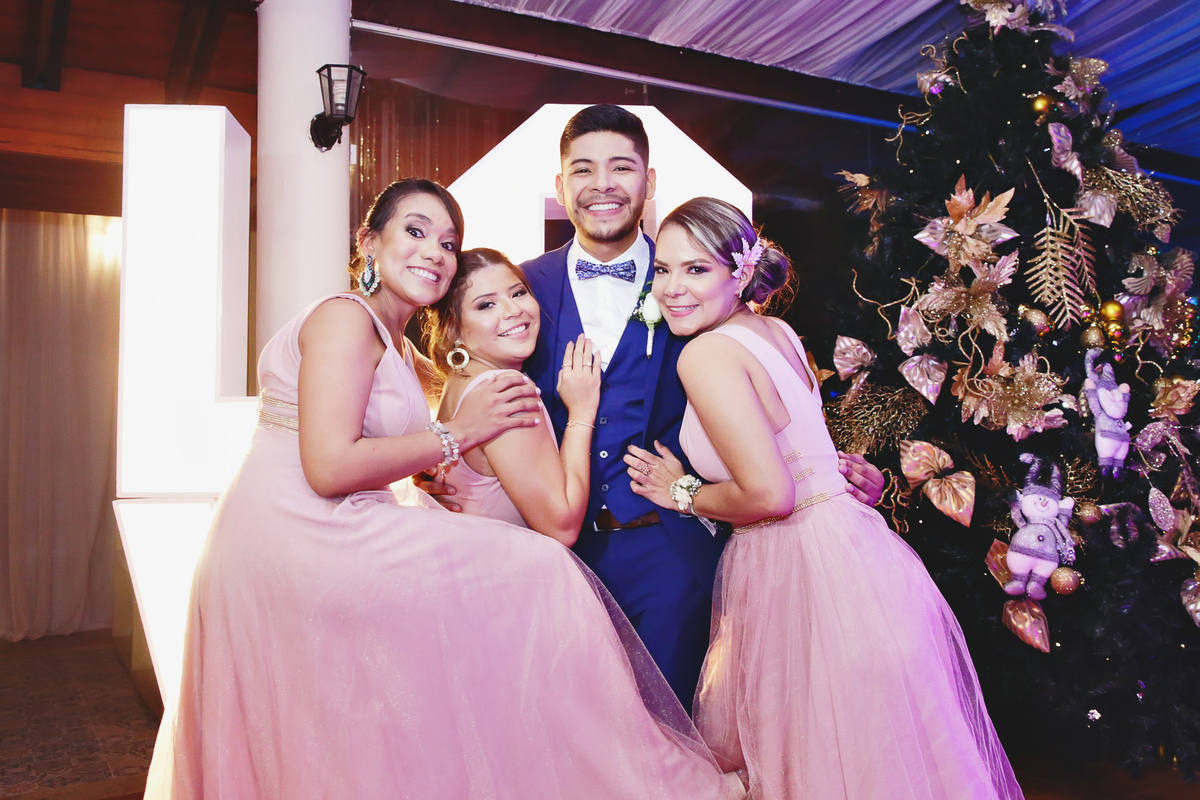 Novio y damas de honor.
