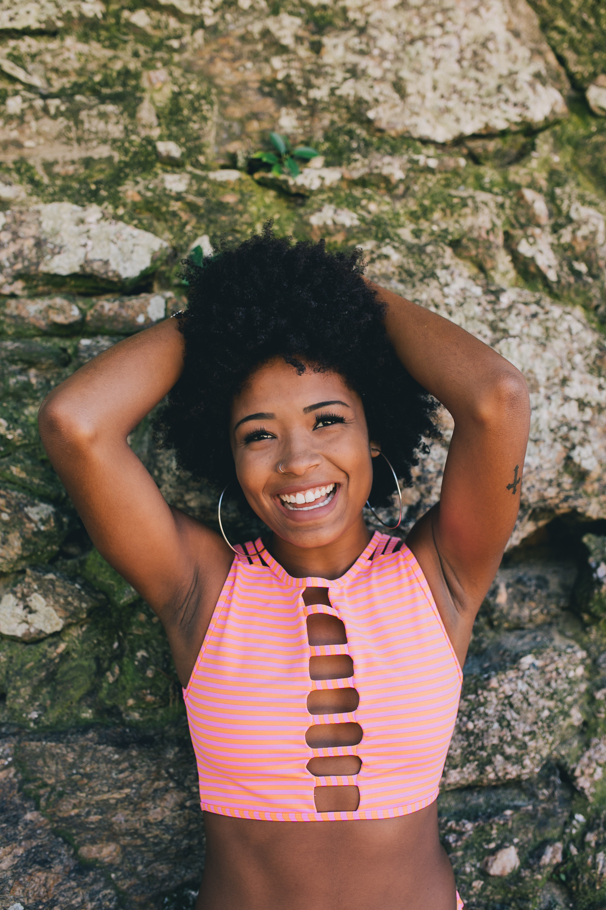 foto-individual-rj-ensaio-externo-segurando-o-cabelo