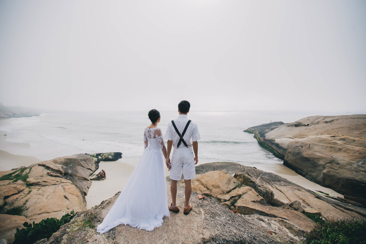 ensaio-externo-de-casal-rj-arpoador-de-costa-maos-dadas