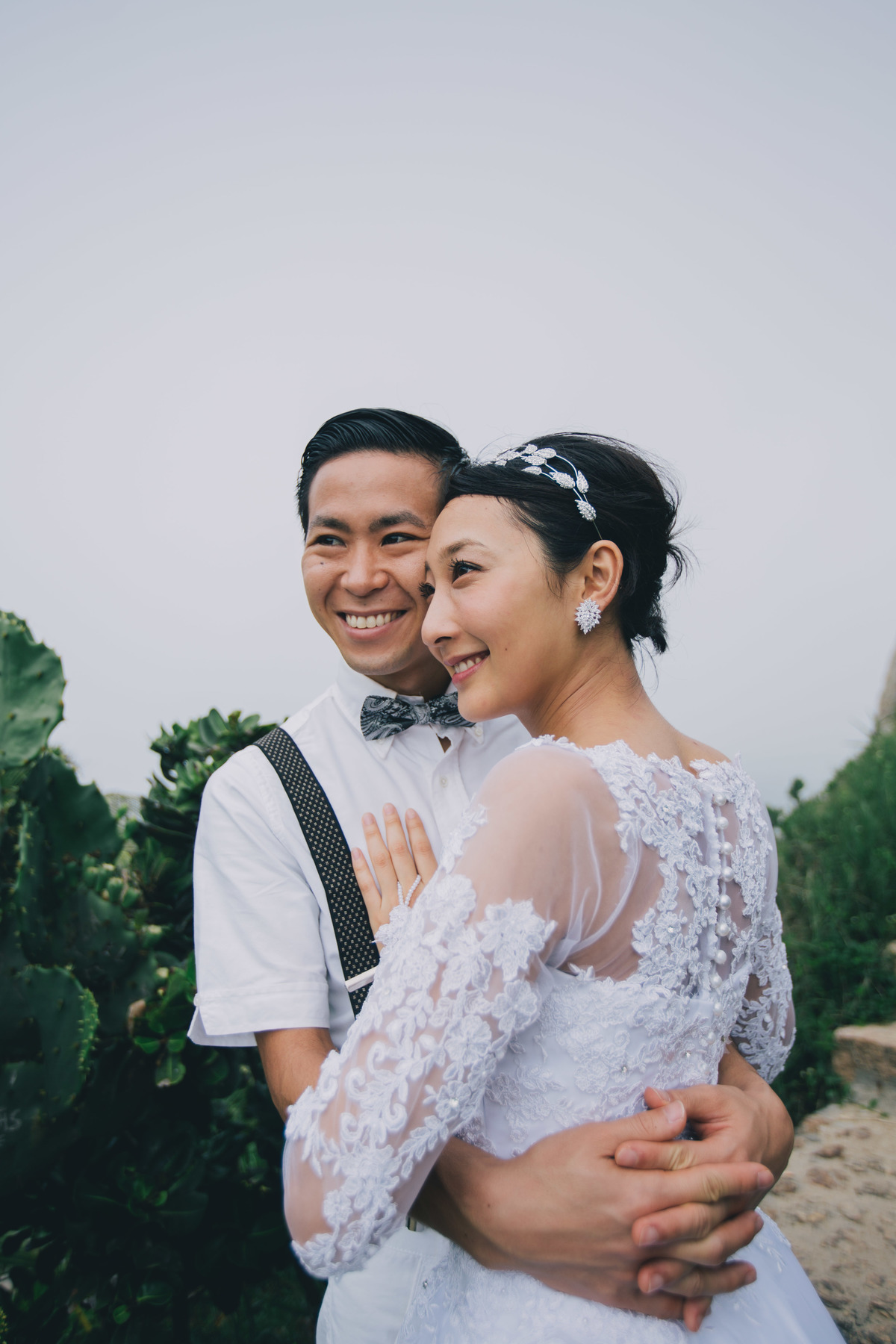 ensaio-externo-de-casal-rj-arpoador-mao-no-peito-dele