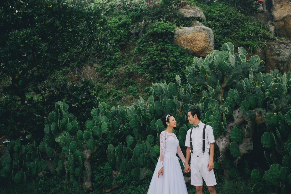 ensaio-externo-de-casal-rj-arpoador-maos-dadas-olhos-interligados