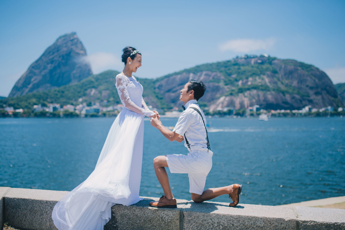 ensaio-externo-de-casal-rj-monumento-estacio-de-sa-noivos-pedido