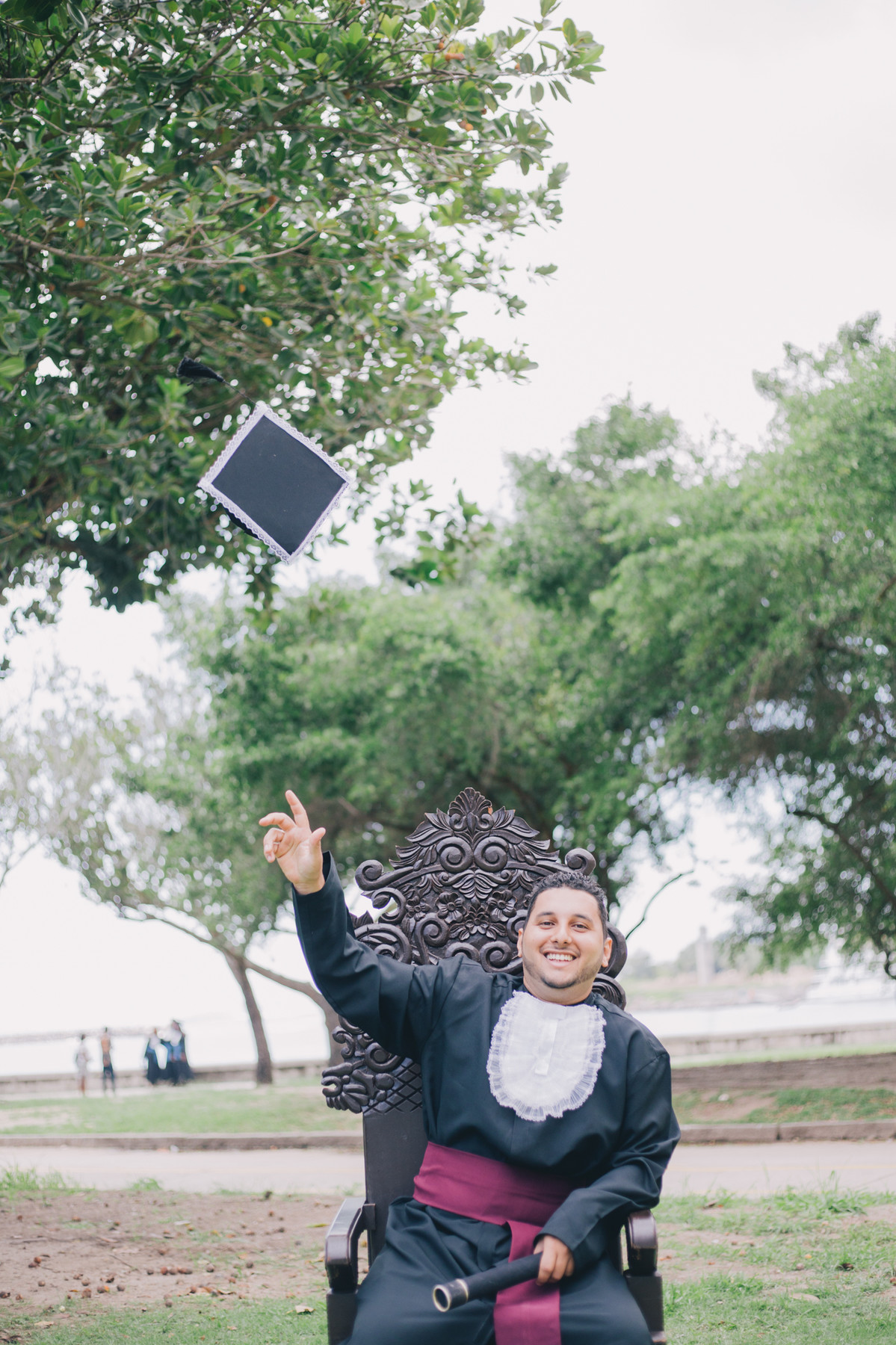 fotos-de-formatura-parque-laje-na-cadeira-jogando-capelo-rj