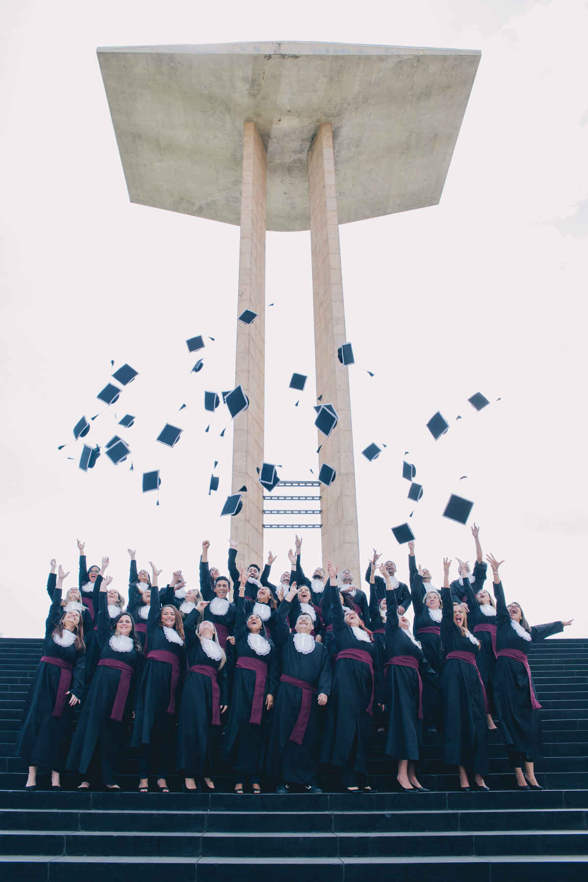 Formandos-jogando-capelo-no-aterro-do-flamengo-no-rj-no click dani fotógrafa de formatura-graduacao-Dani-Paixão 