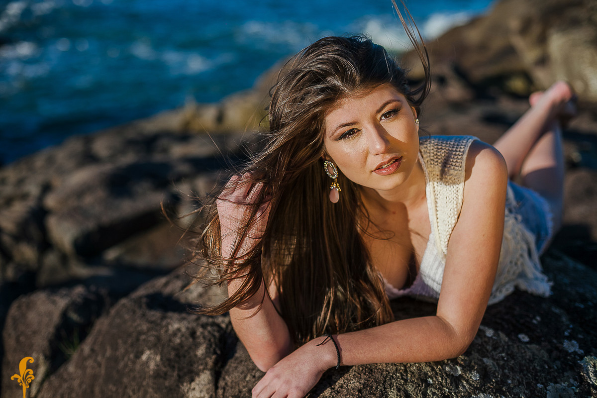 foto deitada na pedra