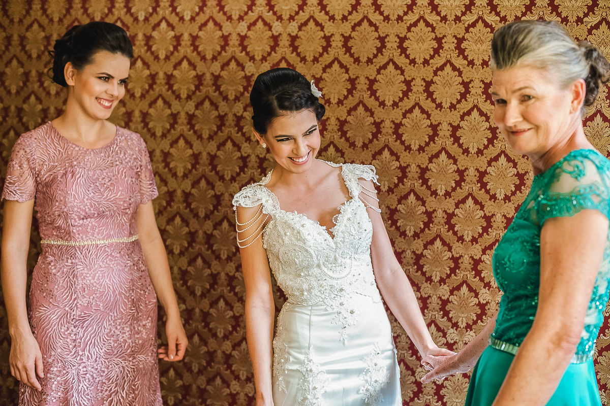 noiva admirando a mãe