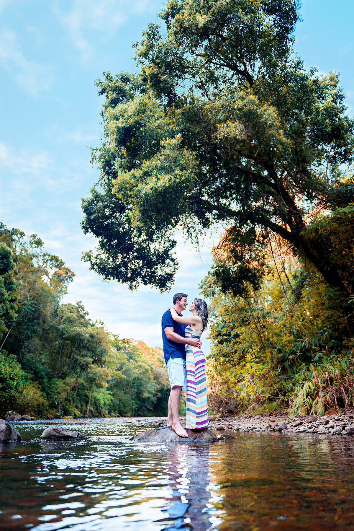 casal perto do rio